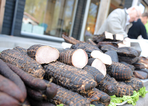 No rudens pēc Briseles ierēdņu rīkojuma Latvijā, kā arī visā pārējā Eiropas Savienībā, vairs nedrīkstēs kūpināt gaļu un zivis, kā to savulaik darījuši mūsu vecvecvectēvi. Tas esot kaitīgi veselībai.