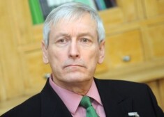 Министр внутренних дел Рихард Козловскис не исключил, что нападение связано с профессиональной деятельностью Кажоциньша