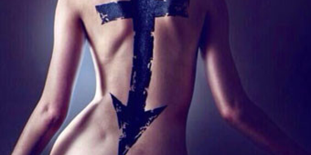 Savas grupas „The Pretty Reckless” jaunākā albuma vāciņam soliste Teilore Momsena pozējusi pavisam kaila.