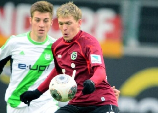 Rudņevs debijas mačā "Hannover 96" sastāvā gūst vārtus. FOTO