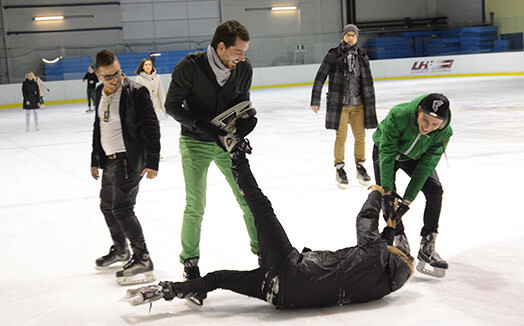 Nepaveicās Dukuru tētim Edijam, kurš nenoturēja līdzsvaru un nogāzās. Par laimi, ka radnieki bija blakus un palīdzēja tikt prom no slidotavas.