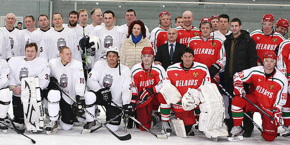 Latvijas Saeimas komanda atkal spēlē hokeju ar Baltkrievijas prezidenta klubu. FOTO