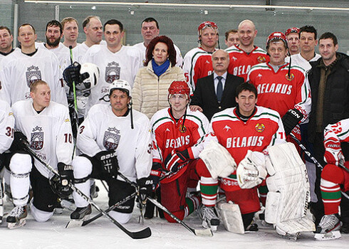Latvijas Saeimas komanda atkal spēlē hokeju ar Baltkrievijas prezidenta klubu. FOTO