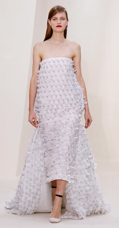 Modes nams Christian Dior radījis ļoti mūsdienīgu kāzu kleitu, kas rotāta ar auduma puķēm un akmentiņiem. Tai ir unikāls siluets, no kā var smelties iedvesmu neparastai kāzu kleitai.