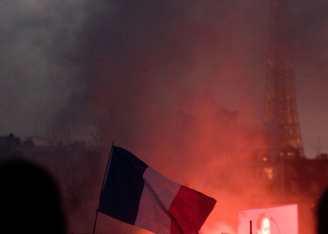 Parīzē tūkstošiem cilvēku protestē pret Olandu