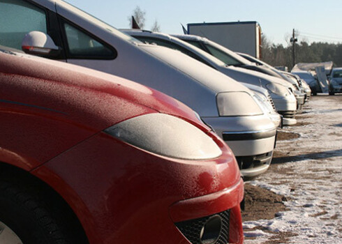Latvijas autobraucēji izvēlas desmitgadīgus un vēl vecākus automobiļus