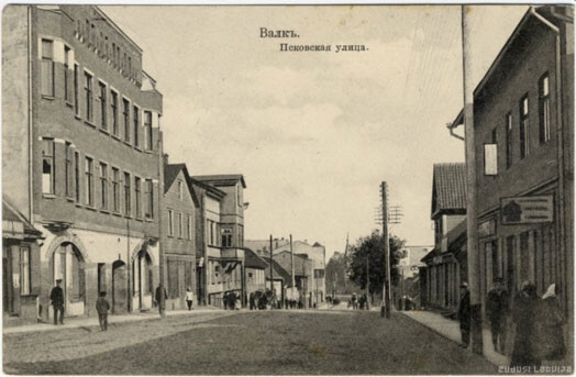 1914. gadā Valkā ielas bija platas, bet auto uz tām nebija daudz. Iespējams, spēkratu īpašniekus no Valkas atbaidīja drastiskie pilsētas rātes noteikumi – pa Valkas centru nedrīkstēja braukt ātrāk par astoņiem kilometriem stundā,