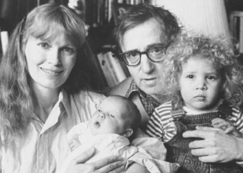 Vudijs Alens aktrisi tā arī nekad neapprecēja, taču adoptēja bērnus. Ferovai rokās gulošais mazulis ir Dilana, kuru, kā viņas abas apgalvo, ģeniālais kinorežisors regulāri izvarojis.