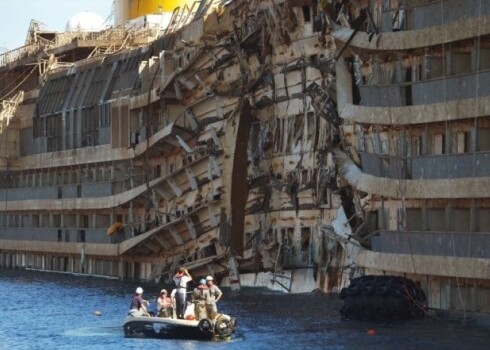"Costa Concordia" vraka izcelšanas darbos bojā gājis nirējs. FOTO