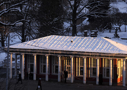 Kādreizējā Kolonādes kioska vietā, jau gadiem esošā „Čili Pica” savu darbu beigusi. Rīgas dome meklē ko latviskāku.