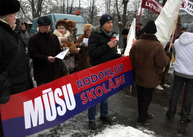 Pie valdības ēkas piketā krievu skolu atbalstam pulcējas ap 100 cilvēku