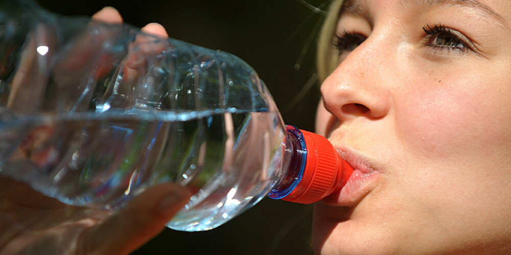 Vai ūdens plastmasas pudelē ir veselīgāks par krāna ūdeni? Uzzini patiesību