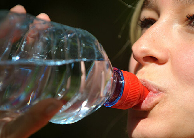 Vai ūdens plastmasas pudelē ir veselīgāks par krāna ūdeni? Uzzini patiesību