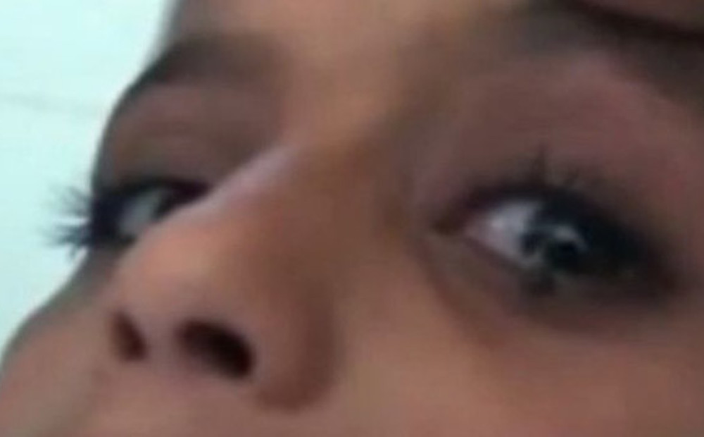 От такого заглота у девушки текут слезу От такого заглота у девушки текут слезу