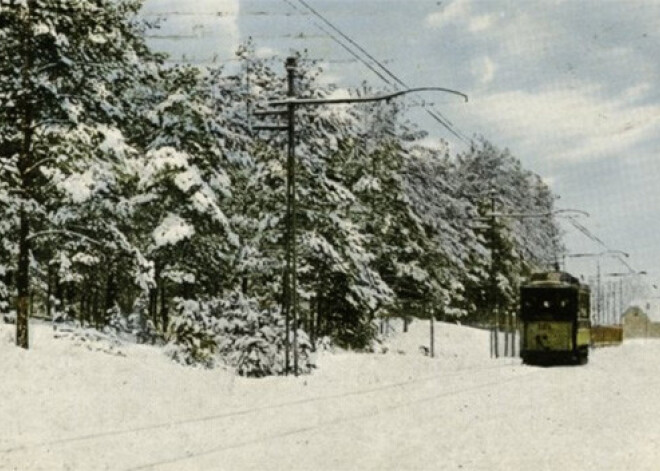 Rīgā tramvajus aprīko ar aparātiem kritušu cilvēku pacelšanai. Pirms 100 gadiem...