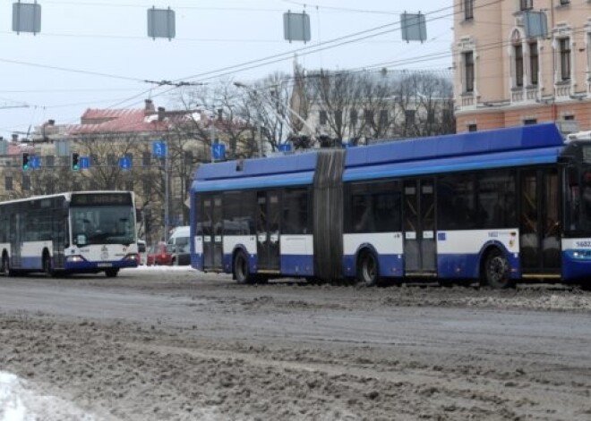 Līdz gada beigām Rīgā sabiedriskais transports vizinās pa "lēto" tarifu - 0,60 eiro