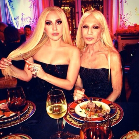 Donatella ar ekstravaganto dziedātāju Lady Gaga, kuru izvēlējusi par sava modes nama jauno reklāmas seju.