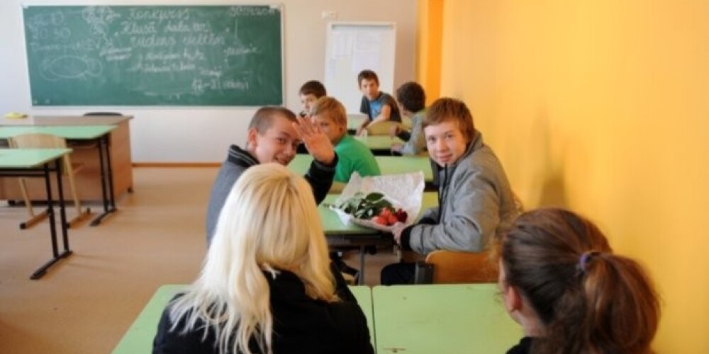 Опрос: половина населения не поддерживает создание другими странами школ в Латвии