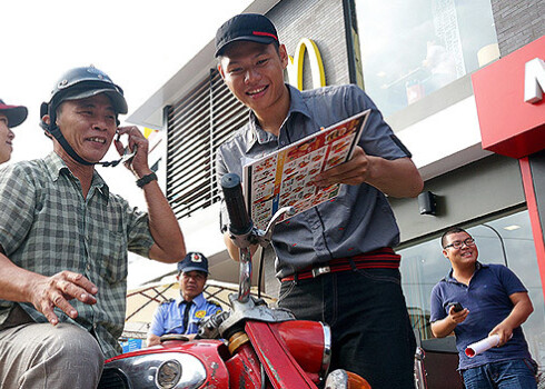 Vjetnamā simtiem cilvēku sestdien veidoja rindas pie pirmā "McDonalds" restorāna.