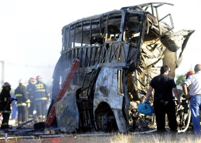 Kravas automašīnas un pasažieru autobusa sadursme Argentīnā