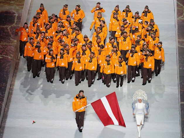 Latvijas karogu plkst.18.54 pēc Latvijas laika stadionā ienesa slavenais hokejists Sandis Ozoliņš.