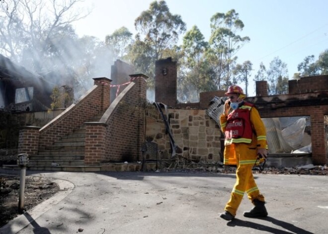 Mežu ugunsgrēki Austrālijā noposta 30 mājas un tuvojas Melburnai