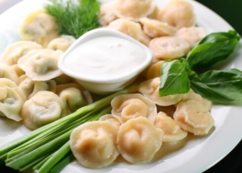 Biezpiena virteņus pasniedz ar skābu krējumu vai skāba krējuma mērci.