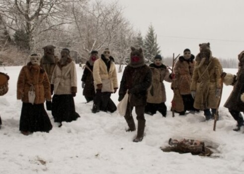 Ar Meteņiem beidzas budēļos iešanas laiks, tāpēc pēdējā dienā maskošanās tradīcija bijusi īpaši iecienīta tā, ka dažos novados Meteņdienu pat saukuši par Budēļu dienu.