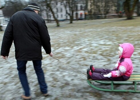 Дети в этом году так и не успели вдоволь накататься на санках