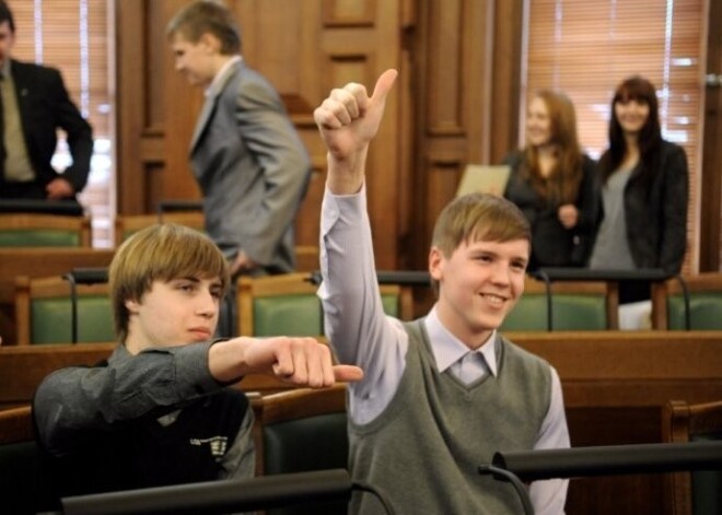 Сегодня День теней. Школьники поиграли в правительство