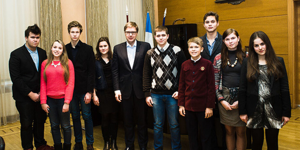 Мэр Риги Нил Ушаков и школьники, которые были его «тенями».