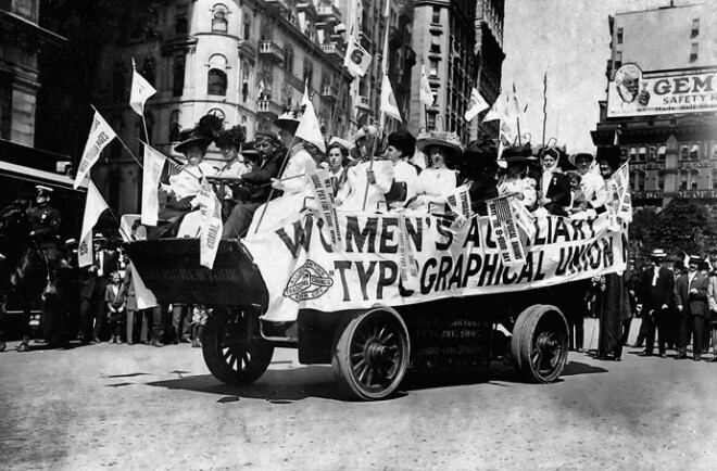 Kamēr Amerikas un Vakareiropas sievietes pirms simts gadiem aktīvi devās demonstrācijās un dzima feminisms, mūsu zeltenes bija politiski pasīvas.