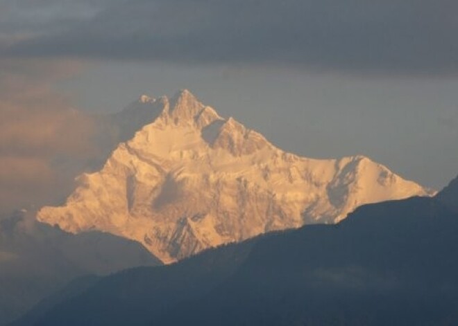 Kāpšana pasaules augstākajā kalnā Everestā nu būs nedaudz lētāks prieks