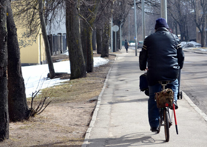 Velosipēdists Rīgā mēģina piekukuļot ceļu policistu