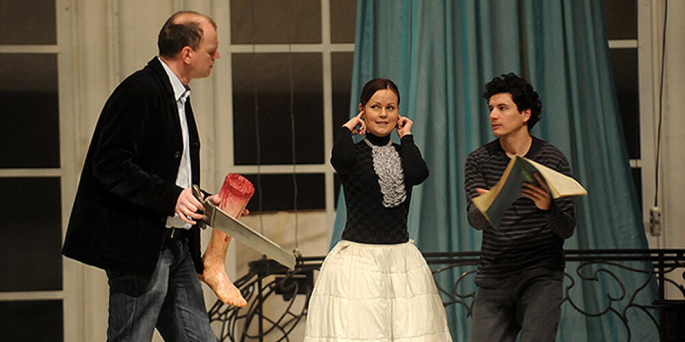 Mūsdienu operas iestudējumi prasa no skatītājiem stiprus nervus. Attēlā – Nacionālās operas solisti Krišjānis Norvelis (ar kāju rokā) un Inga Šļubovska Rosīni operas Seviljas bārddzinis mēģinājumā. Viņiem līdzās – operdziedātājs Tansels Akzeibeks, kurš uzstājas operās viscaur Eiropā.