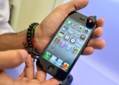 Telefona kritiena gadījumā parasti vislielākie bojājumi tiek nodarīti tieši stikla apvalkiem - lielākai daļai telefonu ir stikla displeji, bet atsevišķiem "Apple iPhone" modeļiem no šī materiāla izgatavots arī aizmugures apvalks.
