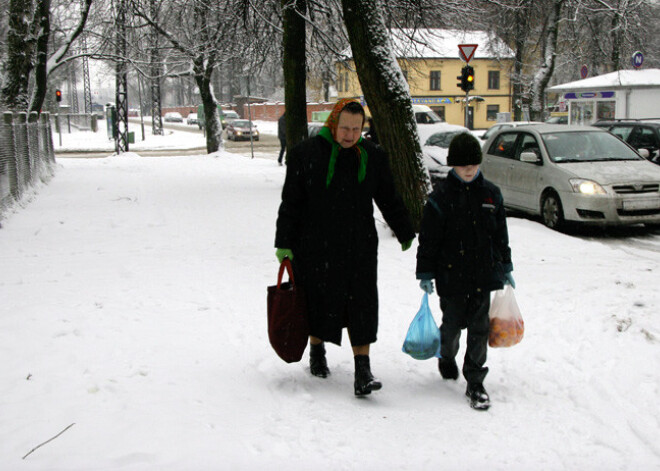 Rīgā turpina samazināties trūcīgo personu skaits