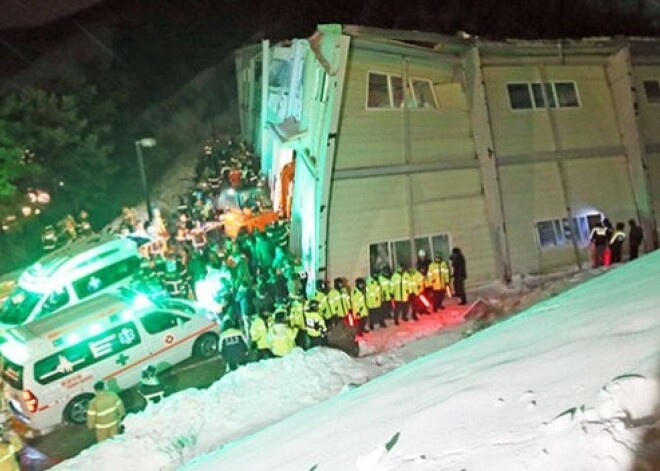 Traģēdija Dienvidkorejā. Iebrūkot ēkas jumtam, miruši 10 studenti. FOTO