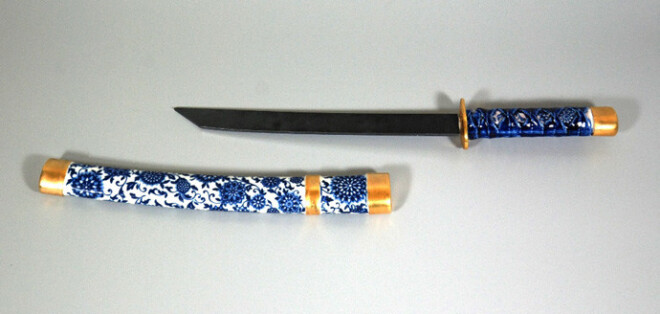 Zobens, liets porcelāns, virsglazūras dekors.