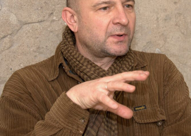 Tikšanās ar izstādes "Uzmanīgi, ass!" autoru Aināru Rimicānu Rīgas Porcelāna muzejā