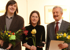 Tikko svinīgā ceremonijā tika pasniegtas Latvijas Mākslas akadēmijas balvas. Šogad to saņēmuši Kaspars Podnieks (no kreisās), Anita Paegle un Imants Lancmanis.