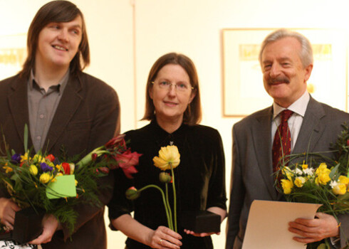 Tikko svinīgā ceremonijā tika pasniegtas Latvijas Mākslas akadēmijas balvas. Šogad to saņēmuši Kaspars Podnieks (no kreisās), Anita Paegle un Imants Lancmanis.