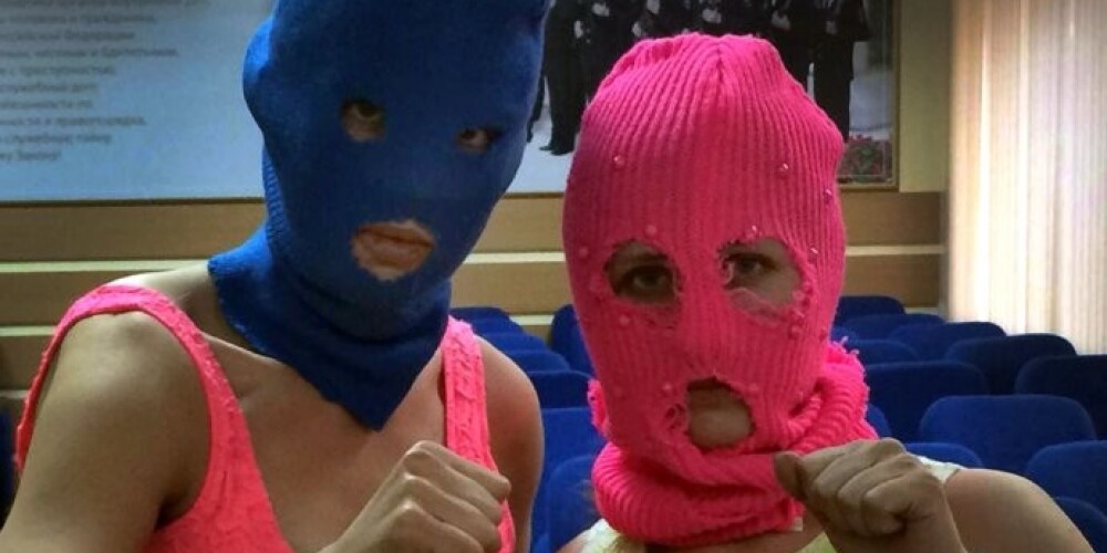 Pussy Riot отделались синяками после стычки с казаками в Сочи. ВИДЕО