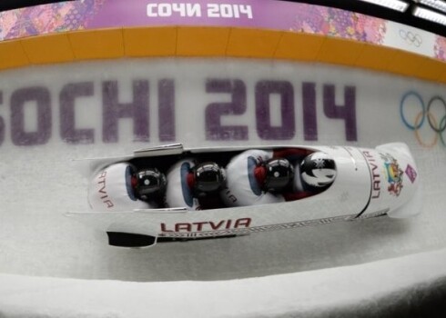 Экипаж Оскарса Мелбардиса принес Латвии второе серебро на Олимпиаде в Сочи
