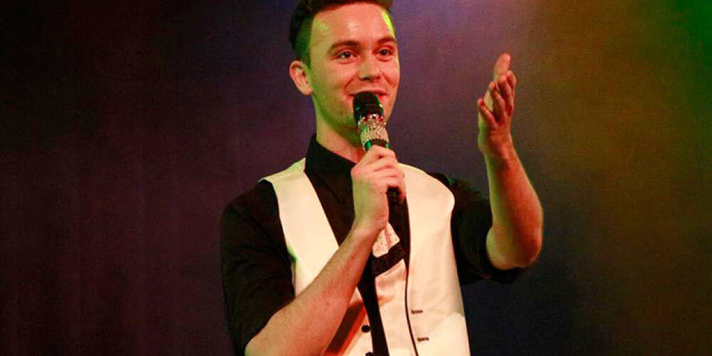 Dziedātājs Ainars Bumbieris klubā „Cabaret Burlesque” fanu klātbūtnē prezentēja savu pirmo albumu „Ainars Bumbieris”