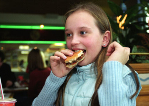 Vecāku dotā pusdienu nauda bieži tiek iztērēta kafejnīcās. Pusaudžu iecienītākā vieta joprojām ir Makdonalds.