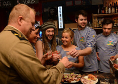 Vecrīgas izklaides vietas „Cuba Café” saimnieks Arnis Bikšus kopā ar kolēģiem iemalko šņabīti un uzkož desmaizi par godu bāra deviņu gadu jubilejai.