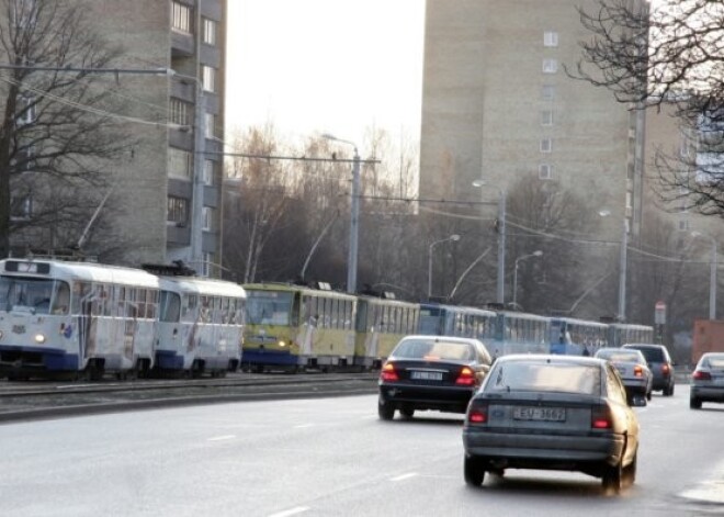 Nesen no cietuma izlaists precēts pāris Ķengaragā nozog mašīnu