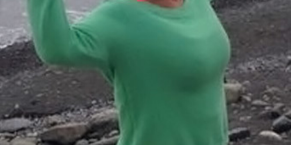 Sportikās meičas! Sočos dziedātāja Aija Andrejeva ar komponista Kārļa Lāča sievu Vinetu gar Melno jūru veica septiņu kilometru garu skrējienu.