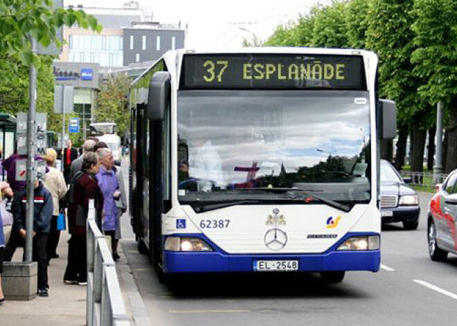 Rīgas sabiedriskajā transportā atlaides būs visiem iedzīvotājiem